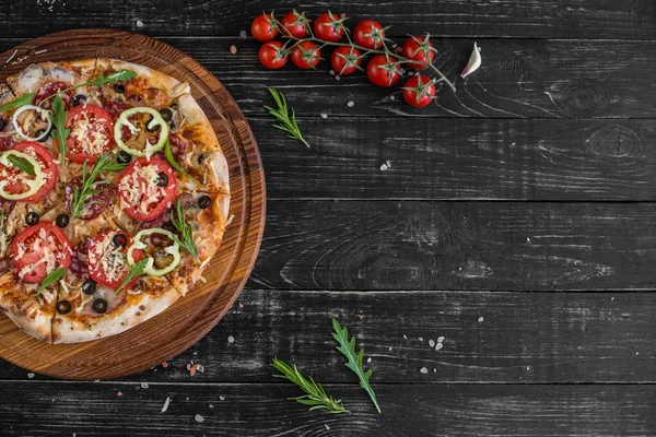 Pizza Verduras Champiñones Tomates Sobre Fondo Madera Negra Puede Utilizar — Foto de Stock