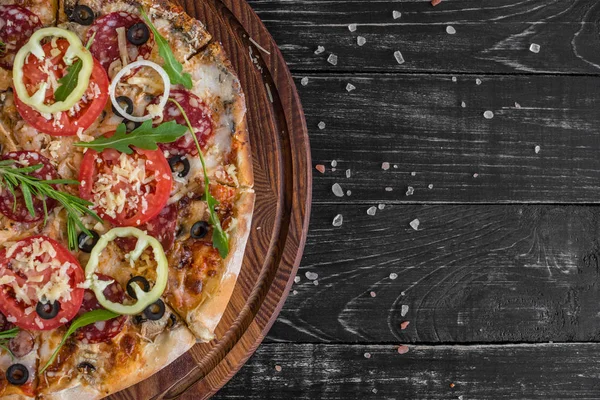 Siyah ahşap zemin sebze, mantar ve domates pizza. Arka plan olarak kullanılabilir