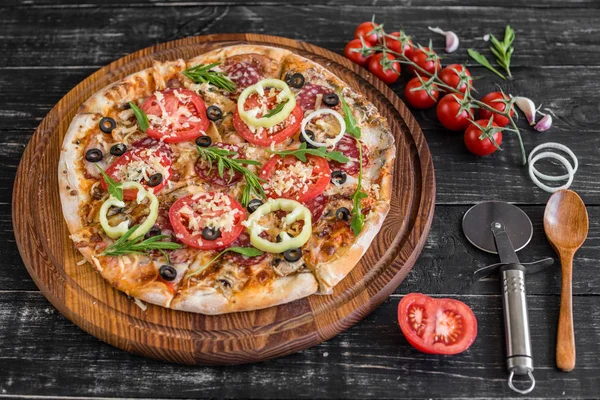 Pizza Verduras Champiñones Tomates Sobre Fondo Madera Negra Puede Utilizar — Foto de Stock