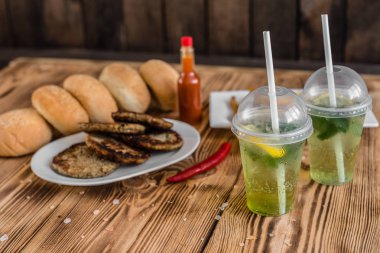 Et ve sebze karanlık bir arka plan ile lezzetli hamburger. Fast food. Arka plan olarak kullanılabilir