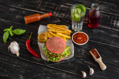 Et ve sebze karanlık bir arka plan ile lezzetli hamburger. Fast food. Arka plan olarak kullanılabilir
