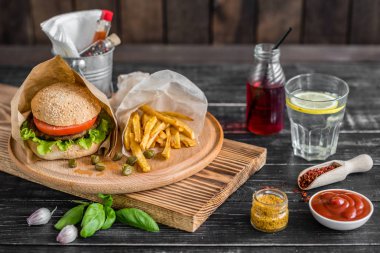 Et ve sebze karanlık bir arka plan ile lezzetli hamburger. Fast food. Arka plan olarak kullanılabilir