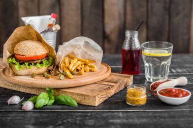 Et ve sebze karanlık bir arka plan ile lezzetli hamburger. Fast food. Arka plan olarak kullanılabilir