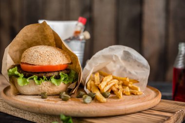 Et ve sebze karanlık bir arka plan ile lezzetli hamburger. Fast food. Arka plan olarak kullanılabilir
