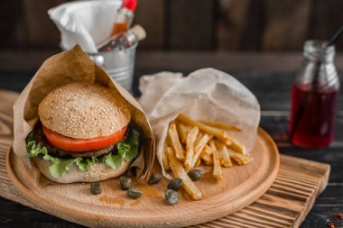 Et ve sebze karanlık bir arka plan ile lezzetli hamburger. Fast food. Arka plan olarak kullanılabilir