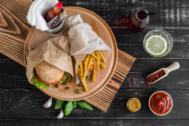 Et ve sebze karanlık bir arka plan ile lezzetli hamburger. Fast food. Arka plan olarak kullanılabilir