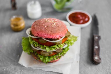 Et ve sebze karanlık bir arka plan ile lezzetli hamburger. Fast food. Arka plan olarak kullanılabilir