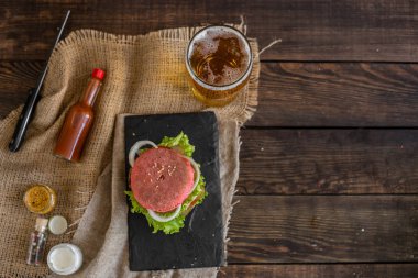 Et ve sebze karanlık bir arka plan ile lezzetli hamburger. Fast food. Arka plan olarak kullanılabilir