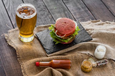 Et ve sebze karanlık bir arka plan ile lezzetli hamburger. Fast food. Arka plan olarak kullanılabilir