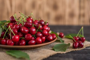 Tahta bir masada olgun kirazlar