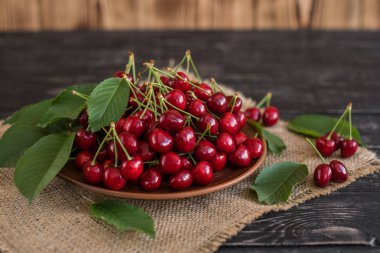 Tahta bir masada olgun kirazlar