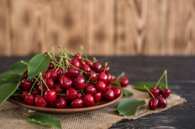 Tahta bir masada olgun kirazlar