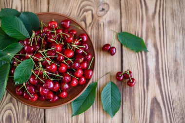 Tahta bir masada olgun kirazlar