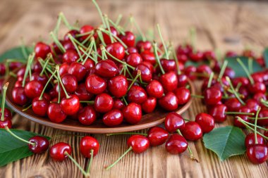 Tahta bir masada olgun kirazlar