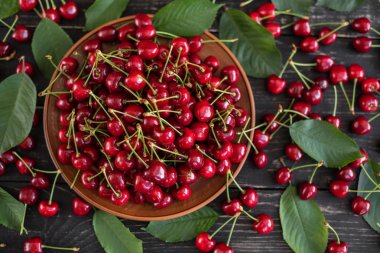 Tahta bir masada olgun kirazlar