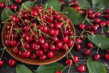 Tahta bir masada olgun kirazlar