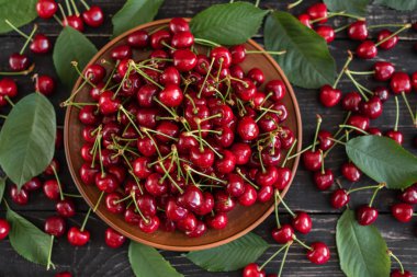 Tahta bir masada olgun kirazlar