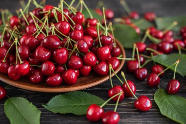 Tahta bir masada olgun kirazlar