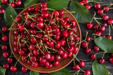 Tahta bir masada olgun kirazlar