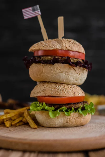 Smaczny Hamburger Mięsem Warzywami Ciemnym Tle Fast Food Może Służyć — Zdjęcie stockowe