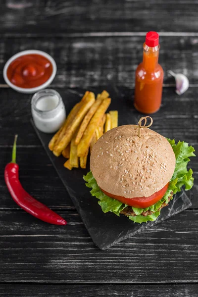 Hamburger Savoureux Avec Viande Légumes Sur Fond Sombre Restauration Rapide — Photo