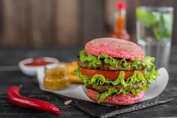 Hambúrguer Saboroso Com Carne Legumes Contra Fundo Escuro Comida Rápida — Fotografia de Stock