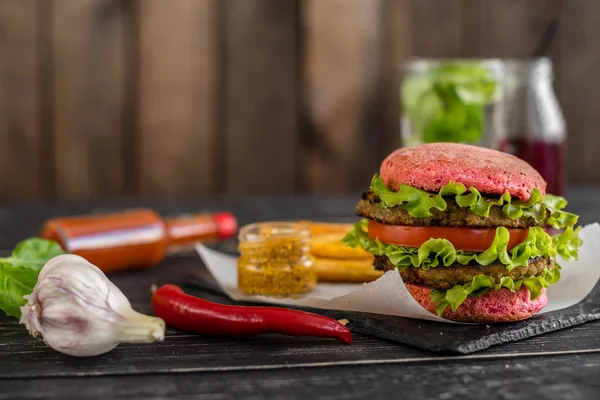 Hambúrguer Saboroso Com Carne Legumes Contra Fundo Escuro Comida Rápida — Fotografia de Stock