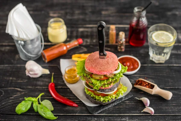 Hambúrguer Saboroso Com Carne Legumes Contra Fundo Escuro Comida Rápida — Fotografia de Stock