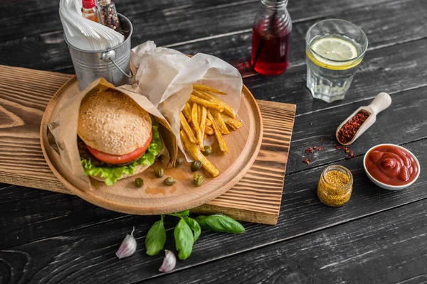 Et ve sebze karanlık bir arka plan ile lezzetli hamburger. Fast food. Arka plan olarak kullanılabilir