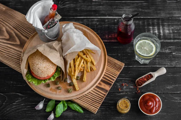 Et ve sebze karanlık bir arka plan ile lezzetli hamburger. Fast food. Arka plan olarak kullanılabilir