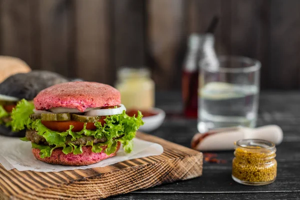 Hambúrguer Saboroso Com Carne Legumes Contra Fundo Escuro Comida Rápida — Fotografia de Stock