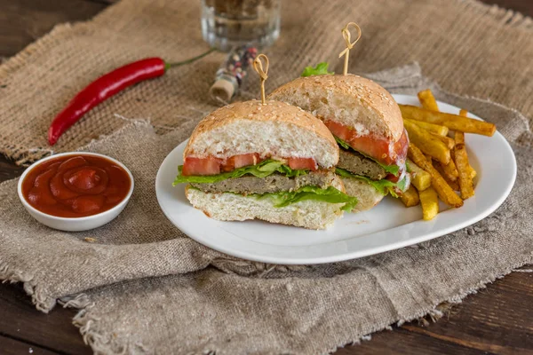 Hamburger Savoureux Avec Viande Légumes Sur Fond Sombre Restauration Rapide — Photo