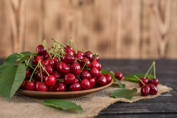 Tahta bir masada olgun kirazlar
