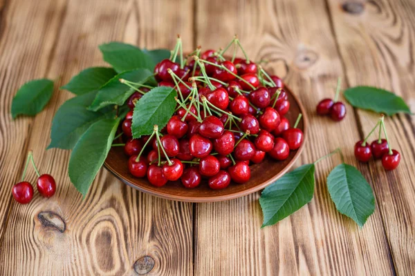 Tahta bir masada olgun kirazlar