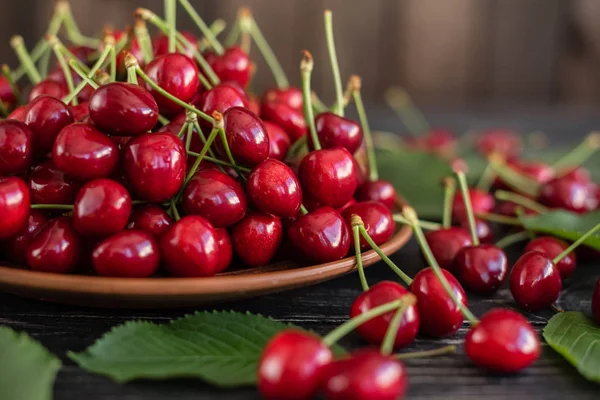 Tahta bir masada olgun kirazlar