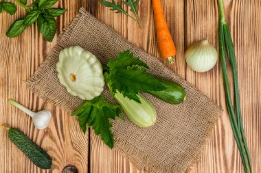 Olgunlaşmış sebze iliği, kabak ve bush kabaklar için sağlıklı gıda hazırlanması malzemeler hazırlanır. Arka plan olarak kullanılabilir