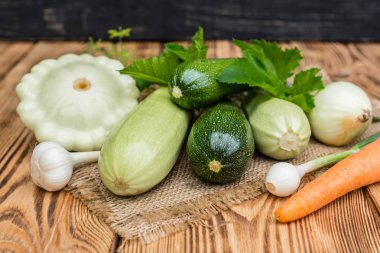 Olgunlaşmış sebze iliği, kabak ve bush kabaklar için sağlıklı gıda hazırlanması malzemeler hazırlanır. Arka plan olarak kullanılabilir