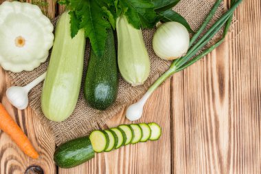 Olgunlaşmış sebze iliği, kabak ve bush kabaklar için sağlıklı gıda hazırlanması malzemeler hazırlanır. Arka plan olarak kullanılabilir