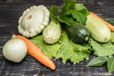 Olgunlaşmış sebze iliği, kabak ve bush kabaklar için sağlıklı gıda hazırlanması malzemeler hazırlanır. Arka plan olarak kullanılabilir