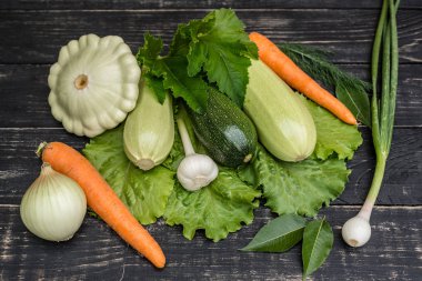 Olgunlaşmış sebze iliği, kabak ve bush kabaklar için sağlıklı gıda hazırlanması malzemeler hazırlanır. Arka plan olarak kullanılabilir