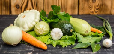 Olgunlaşmış sebze iliği, kabak ve bush kabaklar için sağlıklı gıda hazırlanması malzemeler hazırlanır. Arka plan olarak kullanılabilir