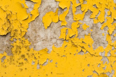 Çizik ve çatlaklarla dolu bir duvar parçası.