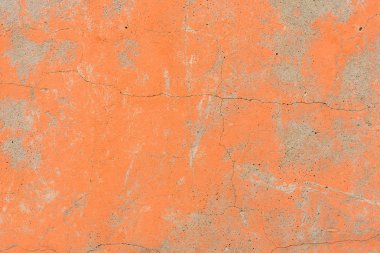 Çizik ve çatlaklarla dolu bir duvar parçası.