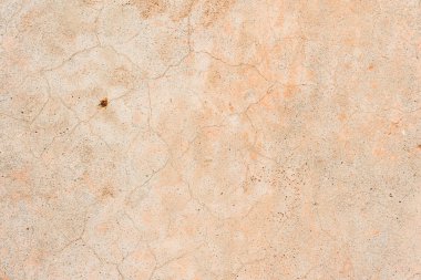 Çizik ve çatlaklarla dolu bir duvar parçası.