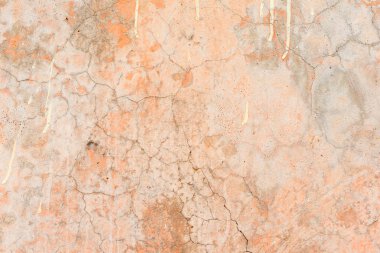 Çizik ve çatlaklarla dolu bir duvar parçası.