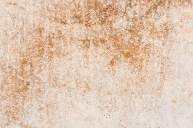 Çizik ve çatlaklarla dolu bir duvar parçası.