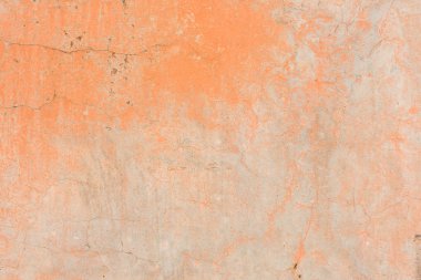 Çizik ve çatlaklarla dolu bir duvar parçası.