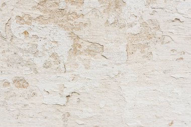 Çizik ve çatlaklarla dolu bir duvar parçası.