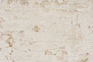 Çizik ve çatlaklarla dolu bir duvar parçası.