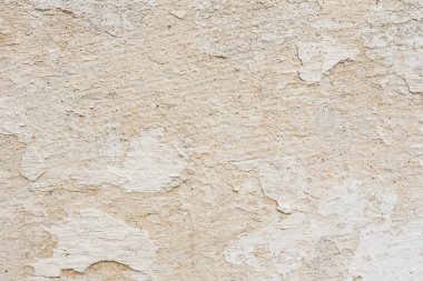 Çizik ve çatlaklarla dolu bir duvar parçası.